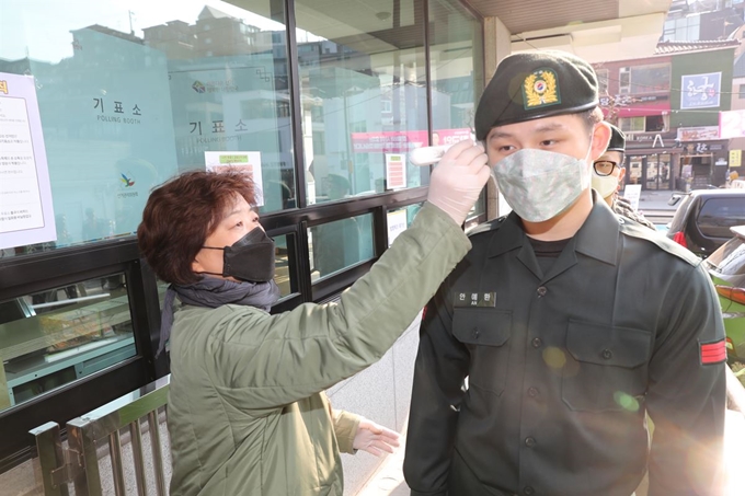 제21대 국회의원선거 사전투표일인 10일 오전 서울 종로구 삼청동 주민센터를 찾은 장병들이 사전투표를 하기 전에 체온을 측정하고 있다. 왕태석 선임기자