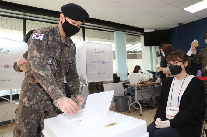 제21대 국회의원선거 사전투표일인 10일 오전 서울 종로구 삼청동 주민센터를 찾은 장병들이 사전투표를 하고 있다. 왕태석 선임기자