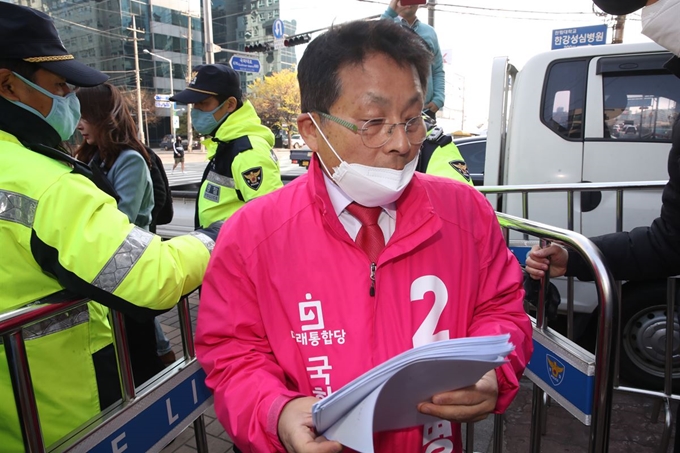 차명진 미래통합당 후보가 10일 서울 영등포 통합당 중앙당사에서 열린 윤리위원회에 참석하기 위해 당사로 들어서고 있다. 연합뉴스