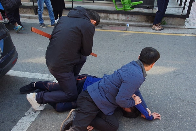 9일 오전 서울 광진구 자양2동 인근에서 한 남성이 광진을에 출마한 미래통합당 오세훈 후보 유세현장에 흉기를 들고 소리를 지르며 접근하다 경찰에 제압되고 있다. 사진=연합뉴스