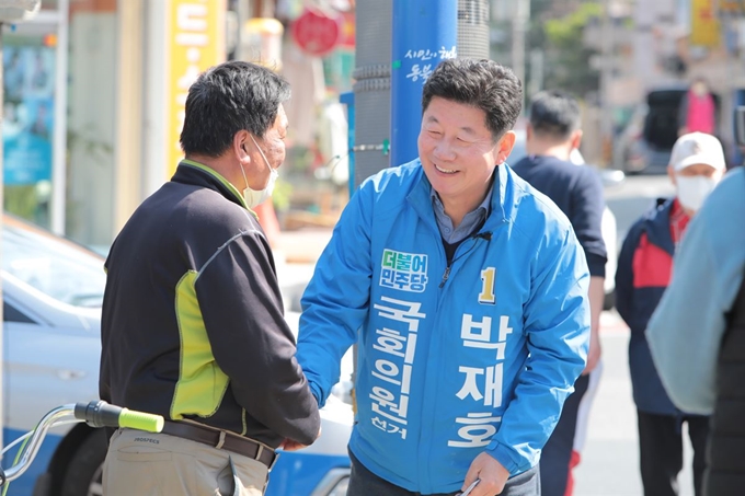 4.15 총선에서 부산 남을에 출마한 박재호 더불어민주당 후보가 거리에서 시민들과 인사를 나누고 있다. 박재호 후보 캠프 제공