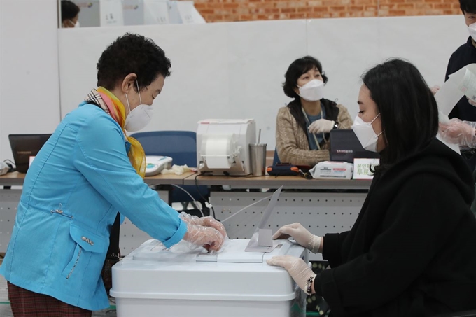 제21대 총선 사전투표가 시작된 10일 오전 광주 서구 서구문화회관에 마련된 사전투표소에서 한 시민이 투표하고 있다. 광주=연합뉴스