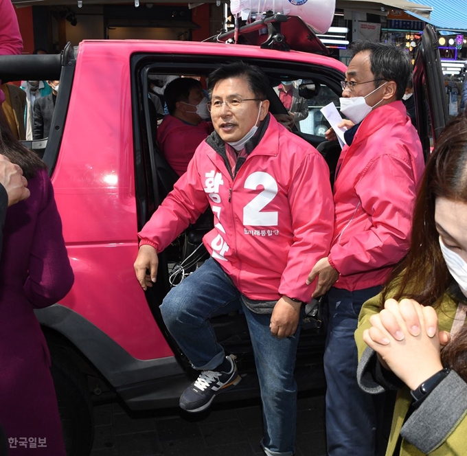 황교안 미래통합당 종로 후보가 10일 오전 서울 종로구 세운상가 인근을 지지를 호소하기 위해 도착하고 있다. 오대근기자