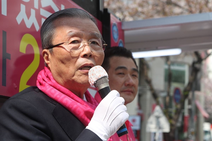 김종인 미래통합당 총괄선대위원장이 10일 경기 고양시 롯데마트 고양점 앞에서 고양을에 출마한 함경우 후보에 대한 지지를 호소하고 있다. 연합뉴스