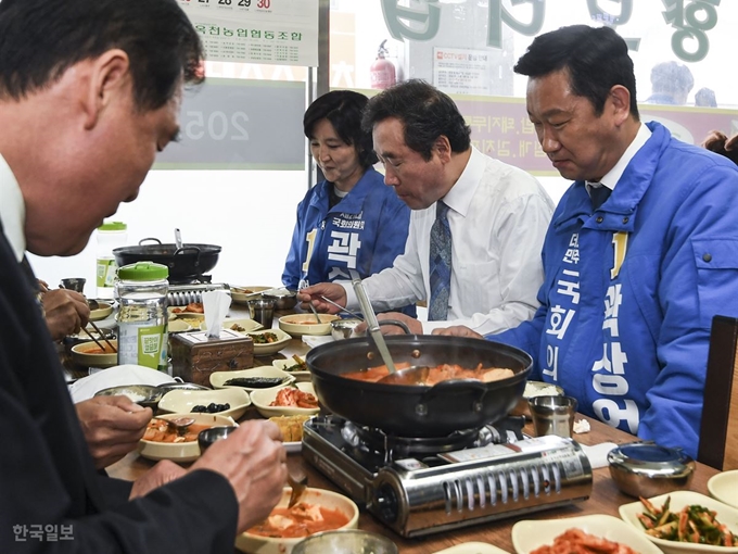 이낙연 더불어민주당 선거대책위원장이 충북 옥천 공설시장에서 곽상언 후보 부부와 점심식사를 하고 있다. 옥천=이한호 기자