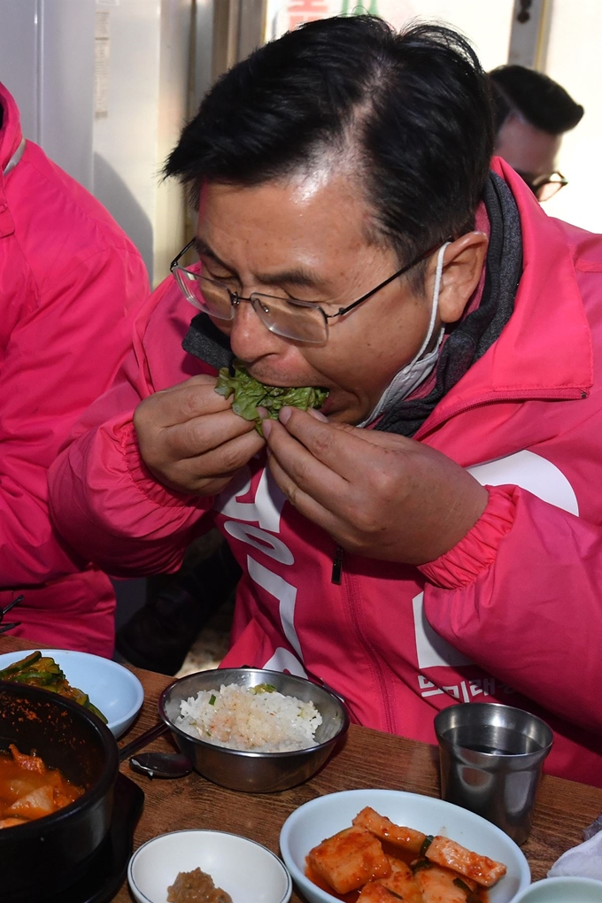 황교안 미래통합당 종로 후보가 10일 오전 서울 종로구 세운상가 인근 식당을 찾아 식사를 하고 있다. 오대근기자