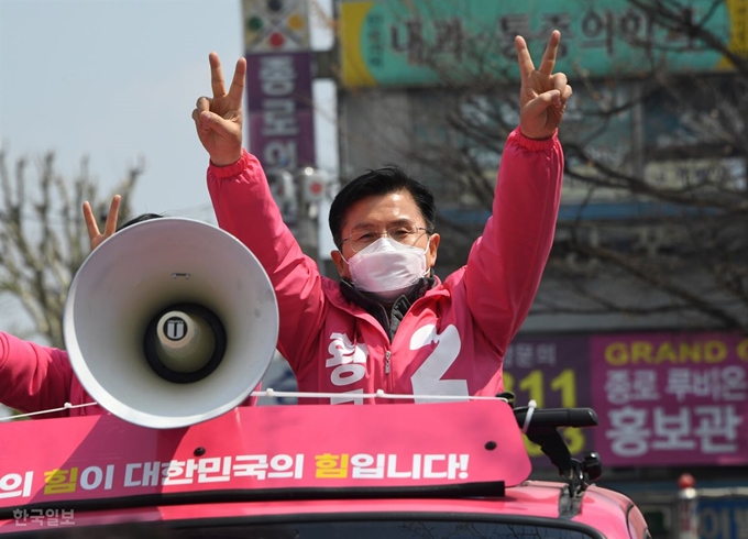 황교안 미래통합당 후보가 10일 오전 서울 종로구 세운상가 인근을 유세차량으로 돌며 지지를 호소하고 있다. 오대근기자