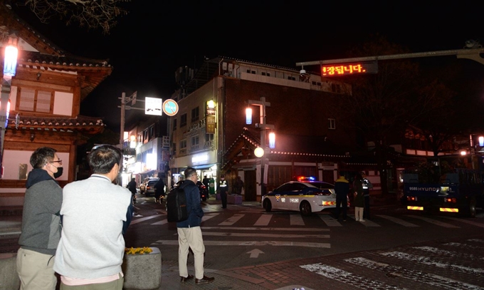 지난달 30일 전북 전주시 전주한옥마을 일원의 가게에 폭발물이 설치됐다는 제보가 들어오자 경찰 관계자들이 현장을 통제하고 있다. 뉴시스.