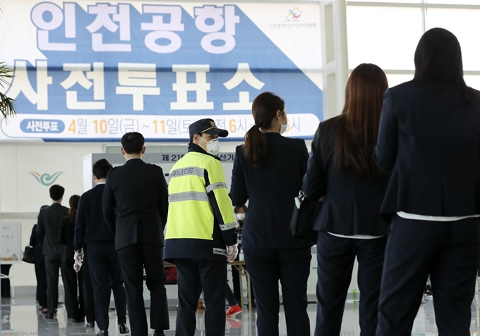 제21대 국회의원 선거 사전투표 첫 날인 10일 인천국제공항 제2터미널 출국장에 설치된 사전투표소에서 유권자들이 투표를 위해 줄을 서 있다. 인천=연합뉴스