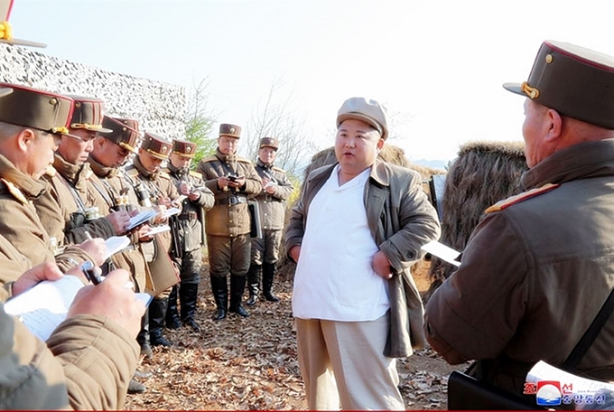 김정은 북한 국무위원장이 10일 개최를 예고한 최고인민회의를 앞두고 인민군 군단별 박격포병 구분대들의 포사격훈련을 지도했다고 조선중앙통신이 보도했다. 조선중앙통신ㆍ연합뉴스