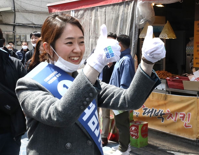 4ㆍ15 총선에서 서을 광진을에 출마한 고민정 더불어민주당 후보가 10일 오후 서울 광진구 화양제일시장에서 시민들에게 인사하고 있다.뉴시스