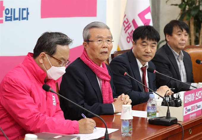 미래통합당 김종인 총괄선대위원장이 12일 오전 서울 여의도 국회에서 열린 비상경제대책위원회 회의에서 발언하고 있다. 연합뉴스