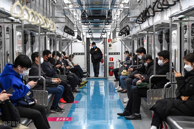 지난달 23일 오전 서울 지하철 1호선 열차 내 모습. 한국일보 자료사진