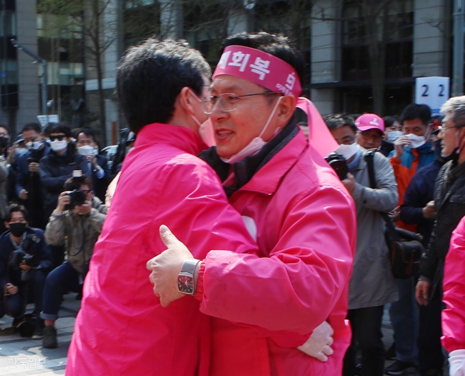 황교안 미래통합당 대표와 유승민 의원이 휴일인 12일 서울 종로구 청계광장에서 열린 '4·15총선 대국민 호소 유세'를 마치며 포옹하고 있다. 오대근 기자