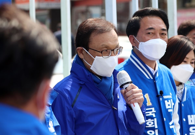 이해찬 더불어민주당 대표가 12일 오전 충남 공주시 신관동 박수현 후보 선거사무소 앞에서 지원유세를 하고 있다. 연합뉴스