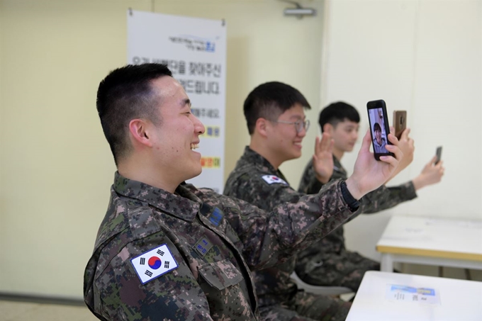 국방부가 지난 8일부터 병사들의 영상통화를 한시적으로 허용하고 있다고 12일 밝혔다. 공군 제15특수임무비행단 장병들이 가족·친구들과 영상통화를 하고 있다. 국방부 제공