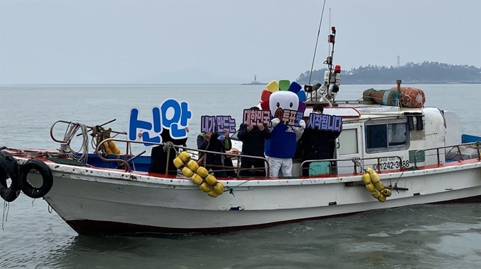 전남 신안군선거관리위원회가 12일 신안 관내 해역에서 제21대 국회의원선거 투표율을 높이기 위해 낚싯배를 이용한 투표 참여 홍보 활동을 펼치고 있다. 전남도선관위 제공