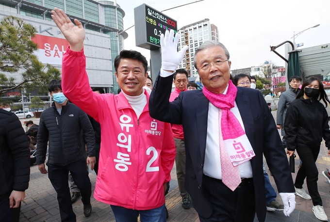 김종인 미래통합당 총괄선대위원장이 12일 경기 평택시 평택역 앞 광장에서 열린 제21대 총선 경기 평택시을 유의동 후보 지원유세에 참석해 유권자들에게 손을 들어 인사를 하고 있다. 평택=뉴시스