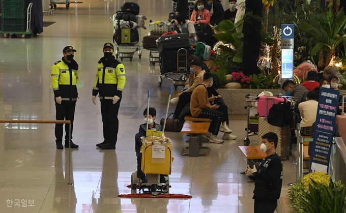 지난 1일 인천공항에서 근무하는 청소 노동자가 입국장 주변을 청소하고 있다. 서재훈 기자.