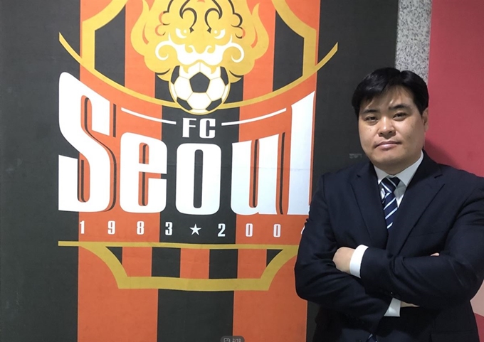 프로축구 K리그1 FC서울 보안담당 19년차 용혁순씨가 서울월드컵경기장 입구에서 포즈를 취하고 있다. FC서울 제공