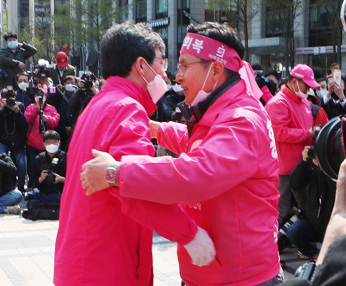 황교안 미래통합당 공동선대위원장과 유승민의원이 12일 서울 종로구 청계광장에서 열린 '4·15총선 대국민 호소 유세'에서 만나 포옹하고 있다. 오대근 기자