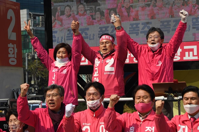 황교안 미래통합당 공동선대위원장이 12일 서울 종로구 청계광장에서 열린 '4·15총선 대국민 호소 유세'에서 유승민 의원, 나경원 후보와 함께 포즈를 취하고 있다. 오대근 기자