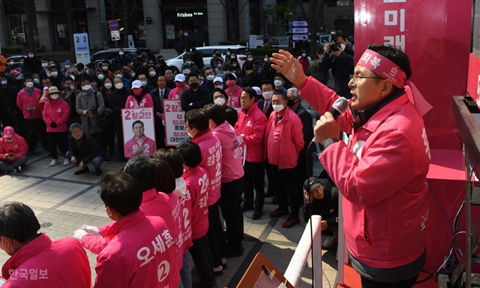 황교안 미래통합당 공동선대위원장이 청계광장에서 열린 '4·15총선 대국민 호소 유세'에서 유세차량에 올라 지지를 호소하고 있다. 오대근 기자