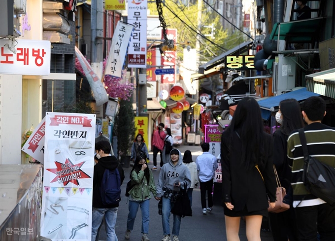 코로나19 확산 방지를 위해 서울시가 클럽, 룸살롱, 콜라텍 등 422개 유흥업소에 대해 집합금지명령을 발동한 가운데 8일 서울 홍대 앞 거리에 사람들이 지나다니고 있다. 고영권 기자