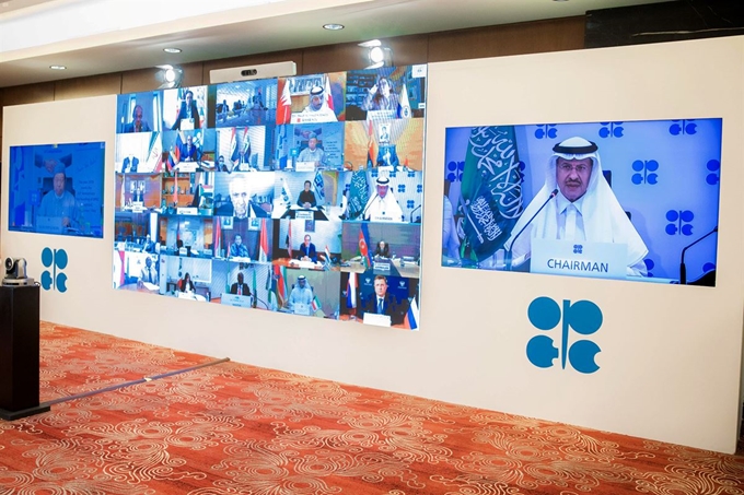 원유 감산 합의를 위해 9일 열린 OPEC+ 화상회담에서 압둘아지즈 빈살만 알사우드 사우디아라비아 에너지장관이 발언하고 있다. 리야드=로이터 연합뉴스