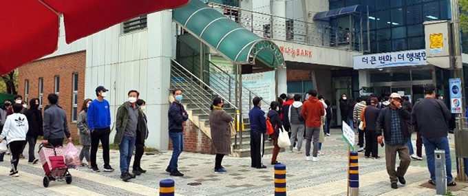 11일 오후 경남 양산시 양주동 사전투표소 앞에서 많은 유권자가 투표를 위해 줄을 서고 있다. 연합뉴스