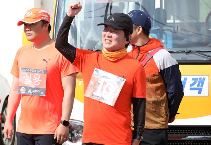 안철수 국민의당 대표가 12일 오후 경기 평택시 진위초등학교 일대에서 '희망과 통합의 천리길 국토대종주 12일 차' 달리기를 준비하고 있다. 뉴스1