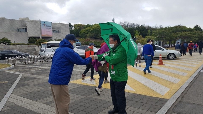 대구달서병 조원진 우리공화당 후보가 12일 거리에서 인사를 하고 있다. 본인 제공