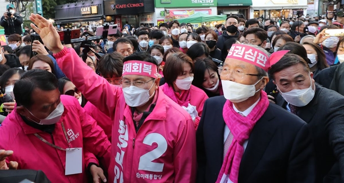 서울 종로에 출마한 미래통합당 황교안 대표와 김종인 총괄선대위원장이 11일 오후 서울 대학로에서 열린 유세에서 유권자들에게 손을 흔들어 인사하고 있다. 연합뉴스