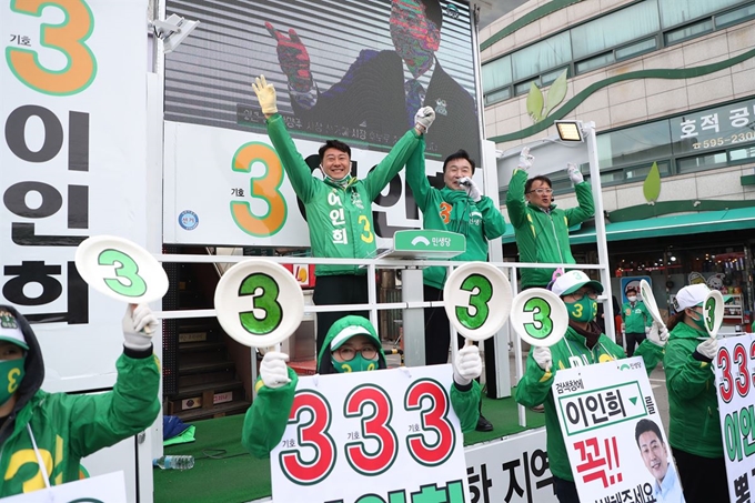 손학규 민생당 상임선대위원장이 12일 경기 남양주시 화도읍에서 남양주갑에 출마한 이인희 후보 지원 유세를 하고 있다. 연합뉴스