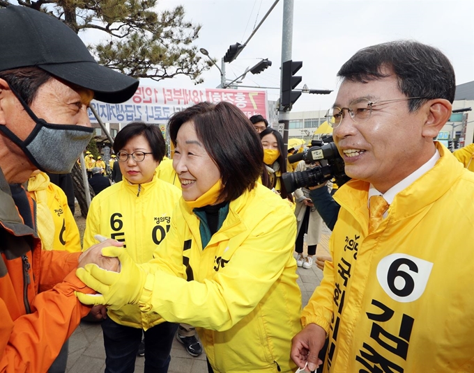 심상정 정의당 심상정 대표가 4·15 총선을 앞둔 마지막 주말인 12일 오전 청주시 상당구 육거리시장에서 열린 정의당 김종대(상당구) 후보 지원 유세에 참석해 시민들과 인사하고 있다. 연합뉴스