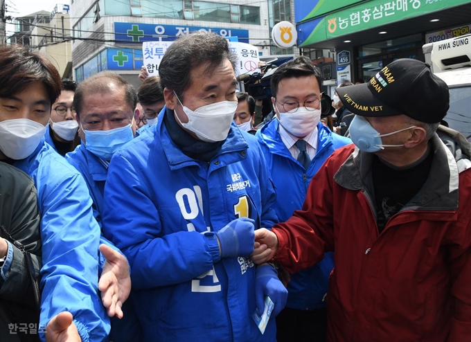 이낙연 더불어민주당 공동상임선거대책위원장이 투표를 3일 앞둔 12일 구기동을 찾아 지지를 호소하고 있다. 오대근 기자