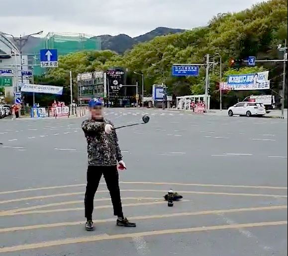 대구 수성을 무소속 홍준표 후보가 13일 오전 신원을 알 수 없는 남성으로부터 골프채로 위협을 당했다. 이 남성은 홍 후보 측의 유세차량 앞에서 콜라 페트병을 세워놓은 채 골프채를 휘두르고 홍 후보를 위협한 것으로 알려졌다. 독자 제공.