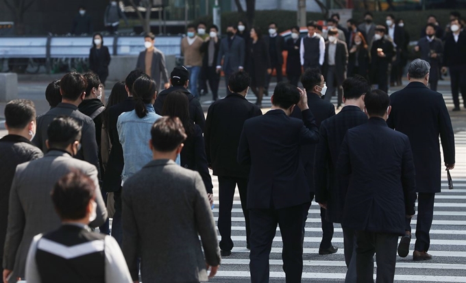 점심시간 여의도 증권가에서 일하는 직장인들이 식당을 찾아 이동하고 있다. 연합뉴스