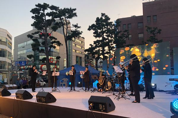 제주예총은 신종 코로나 사태 장기화로 인해 기존 ‘제주예술문화축전’을 온라인 행사로 전환해 도민들을 찾아간다. 사진은 지난해 문화축전 행사 전경. 제주예총 제공.