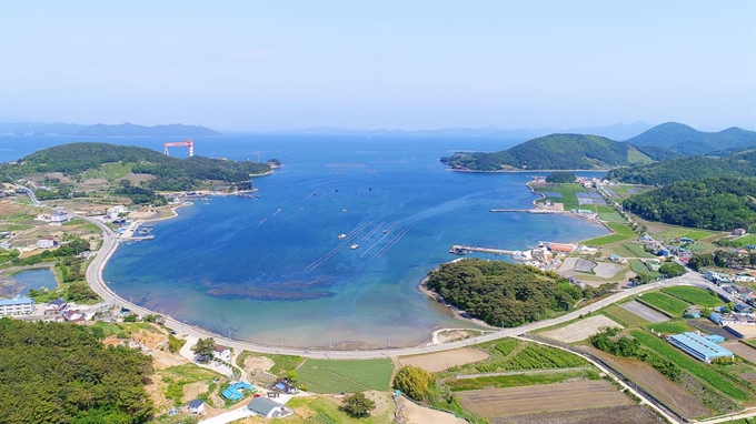 경남도가 선정한 ‘경남 드라이브 스루(승차) 여행코스’ 13선중 고성군 동해면 해안도로. 경남도 제공