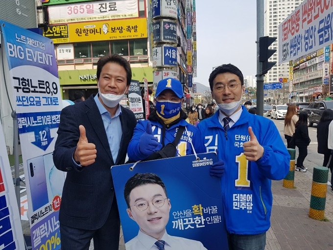 11일 경기 안산단원을 선거구에서 임종석 전 대통령 비서실장(왼쪽)과 거리 유세를 하고 있는 더불어민주당 김남국(오른쪽) 후보. 안산=연합뉴스