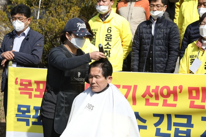 정의당 윤소하 후보는 13일 오전 목초시청 앞에서 목포의대 사수 삭발식을 갖고 민주당 후보 사퇴를 촉구했다. 윤 후보 측제공