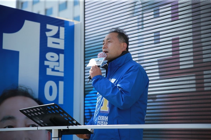 김원이 후보는 거리유세를 통해 흔들림 없는 목포대 의과대학과 대학병원 유치를 힘 있는 집권여당 후보가 반드시 해내겠다고 밝혔다. 김 후보 제공