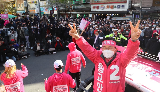 황교안 미래통합당 서울 종로구 국회의원 후보가 13일 낙원상가 앞에서 지지를 호소하고 있다. 연합뉴스