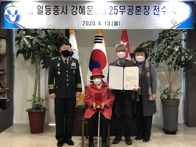 육군 5군단은 13일 경기 가평군 66사단 사령부에서 한국전쟁 참전용사 고(故) 강혜문 하사의 유가족에게 화랑무공훈장을 수여했다. 안준석 5군단장(왼쪽)이 강 하사의 부인(왼쪽 두 번째)와 아들(세번째)에게 67년만에 훈장을 전달했다. 육군 5군단 제공