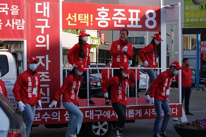 무소속 홍준표 후보가 14일 오전 대구 수성구 두산오거리에서 선거운동원들과 함께 유세차량에서 시민들에게 막바지 인사를 하고 있다. 김재현 기자 k-jeahyun@hankookilbo.com