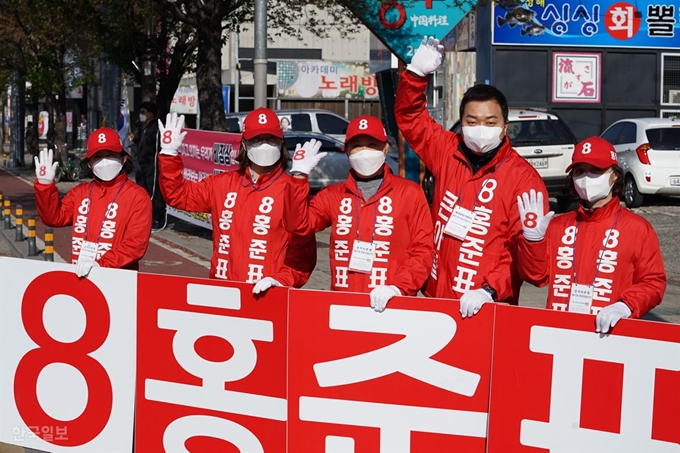 무소속 홍준표 후보의 큰아들 정석(오른쪽 2번째)씨가 14일 오전 대구 수성구 두산오거리 선거운동에 함께 참여해 힘을 보태고 있다. 김재현 기자 k-jeahyun@hankookilbo.com