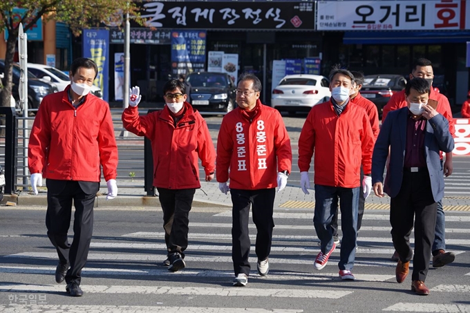 무소속 홍준표 후보가 14일 오전 대구 수성구 두산오거리에서 선거운동원들과 함께 도보를 이용해 유세활동을 하고 있다. 김재현 기자 k-jeahyun@hankookilbo.com