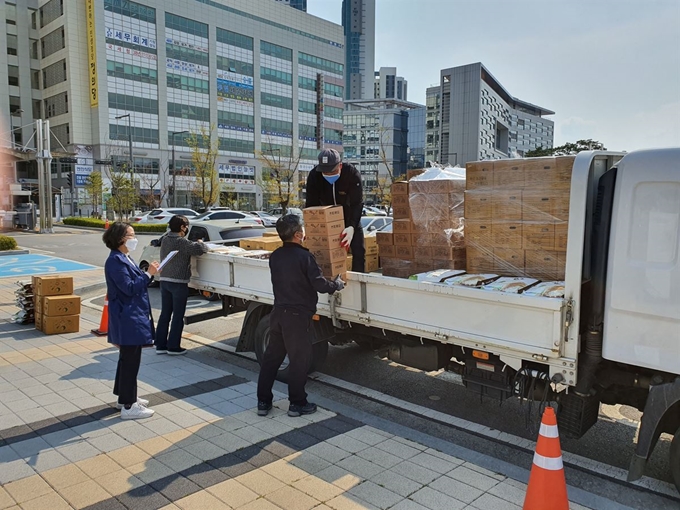 세종시가 진행하고 있는 농산물 직거래 모습. 세종시 제공.