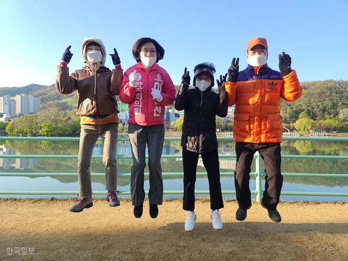 미래통합당 이인선 후보가 14일 대구 수성못에서 시민들과 제자리 뛰기를 하며 파이팅하고 있다. 김민규 기자